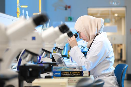 Peptides vs acide hyaluronique : deux stratégies complémentaires pour la peau