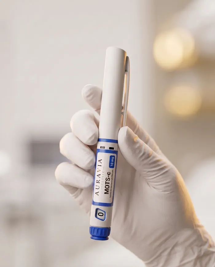 Napełniony pen MOTS-c marki AuraVia Research obok pudełka z oznaczeniem 10 mg / 3 ml